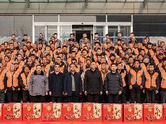 情系農(nóng)民工 蛇年送祝?！A兆控股為優(yōu)秀農(nóng)民工發(fā)放春節(jié)禮品